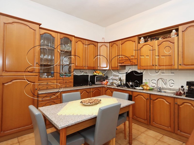 Quadrilocale in Vendita a Ferrara, 104'000&euro;, 87 m², con Box