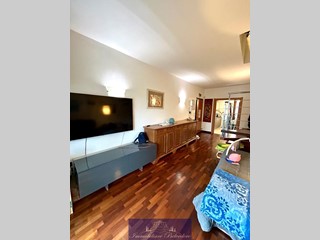 Appartamento in Vendita a Firenze, zona Brozzi, 340'000&euro;, 140 m², con Box