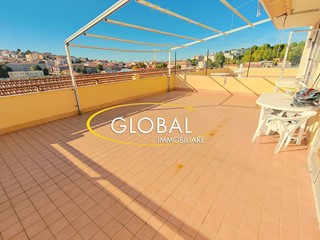 Appartamento in Vendita a Ancona, 170'000&euro;, 158 m²