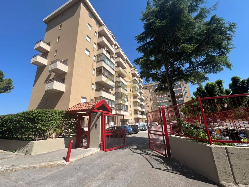 Appartamento in Affitto a Palermo, 950&euro;, 128 m²