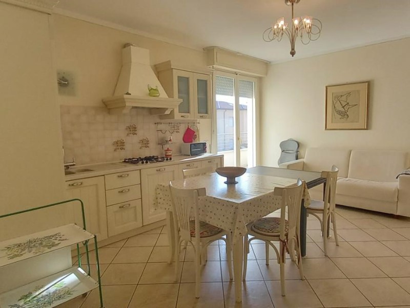 Trilocale in Affitto a Camaiore, zona Lido di Camaiore, 3'000&euro;, 80 m², arredato