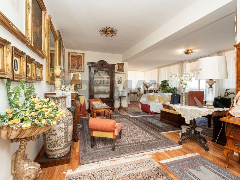 Attico in Vendita a Catania, 120'000&euro;, 202 m²