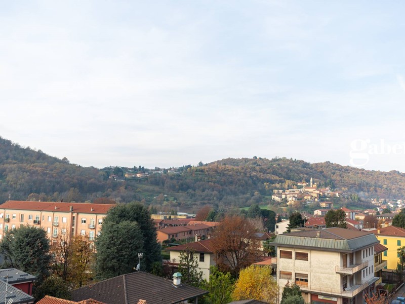 Trilocale in Vendita a La Valletta Brianza, 125'000&euro;, 116 m²