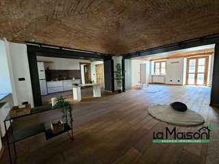 Appartamento in Affitto a Ivrea, 1'500&euro;, 250 m²