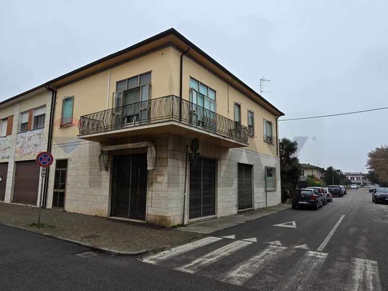 Appartamento in Vendita a Ostellato, 110'000&euro;, 159 m²