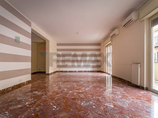 Appartamento in Vendita a Palermo, 345'000&euro;, 177 m²