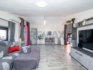 Quadrilocale in Vendita a Aci Sant'Antonio, 125'000&euro;, 146 m²