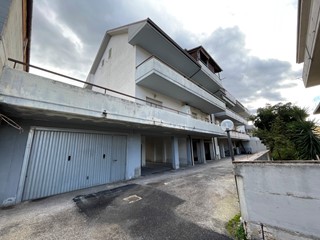 Appartamento in Vendita a Torre de' Passeri, zona Centro, 65'000&euro;, 108 m², arredato, con Box