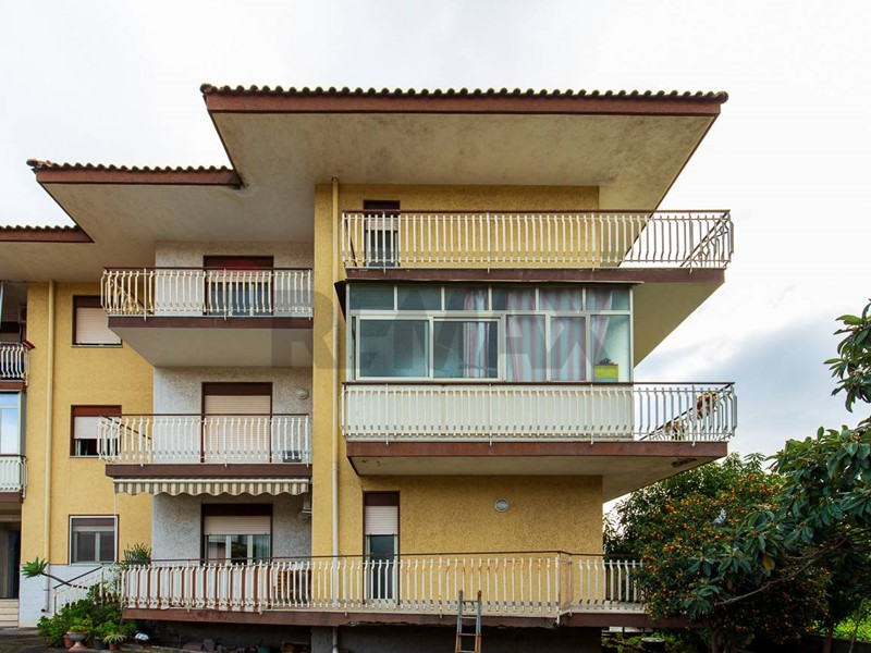 Appartamento in Vendita a Fiumefreddo di Sicilia, 95'000&euro;, 150 m²