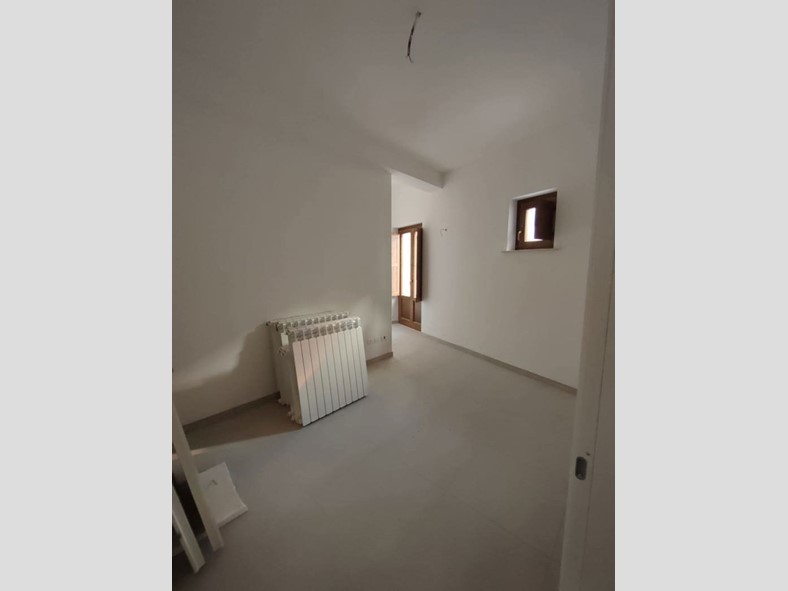 Trilocale in Vendita a L'Aquila, 140'000&euro;, 90 m², arredato