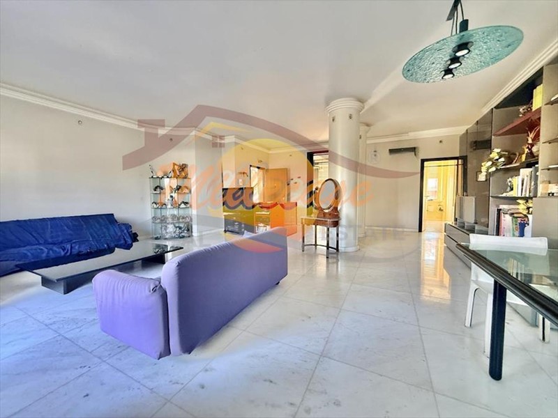 Appartamento in Vendita a Siracusa, zona Teocrito/San Giovanni, 238'000&euro;, 200 m²