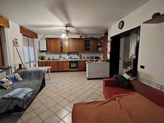 Quadrilocale in Vendita a Castel San Giovanni, 170'000&euro;, 160 m², con Box