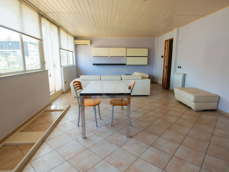 Quadrilocale in Vendita a Acireale, zona Centro, 120'000&euro;, 105 m², con Box