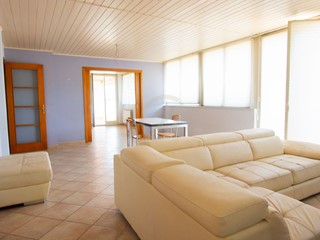 Quadrilocale in Vendita a Acireale, zona Centro, 120'000&euro;, 105 m², con Box