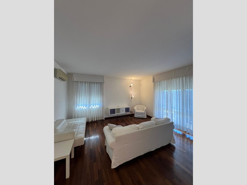 Appartamento in Affitto a Empoli, 1'300&euro;, 140 m², arredato