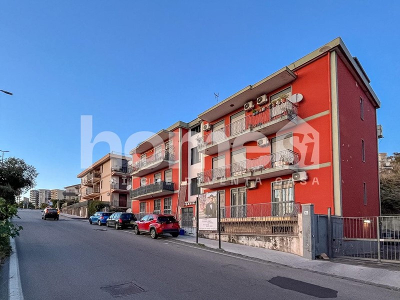 Appartamento in Vendita a Sant'Agata li Battiati, 139'000&euro;, 110 m², con Box