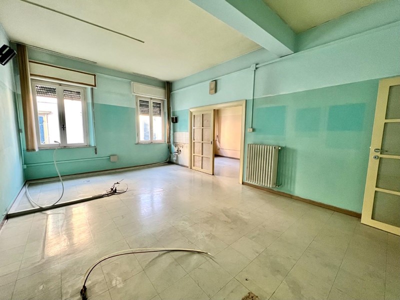 Appartamento in Vendita a Pontedera, 105'000&euro;, 158 m²