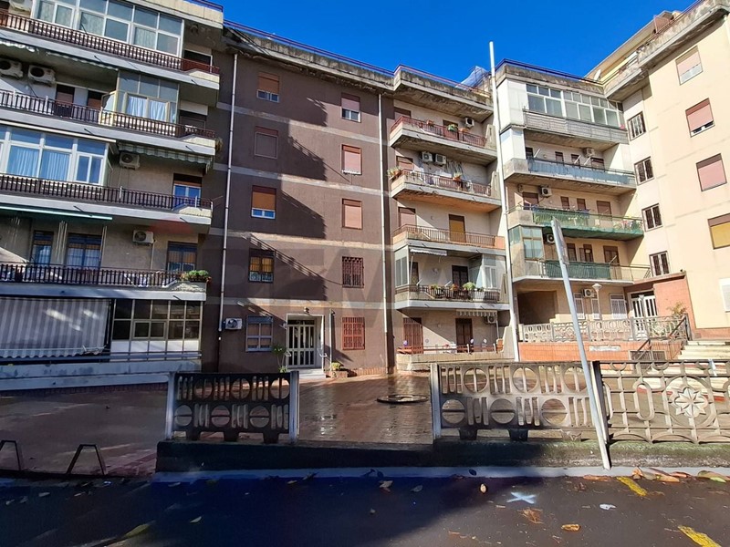 Quadrilocale in Vendita a Catania, 89'000&euro;, 106 m²