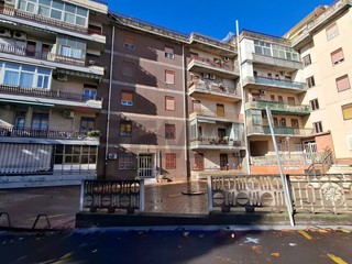 Quadrilocale in Vendita a Catania, 89'000&euro;, 106 m²