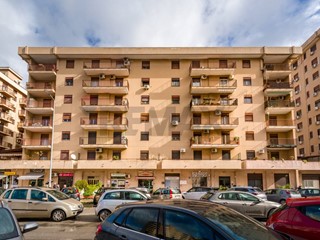 Quadrilocale in Vendita a Palermo, 162'000&euro;, 118 m²