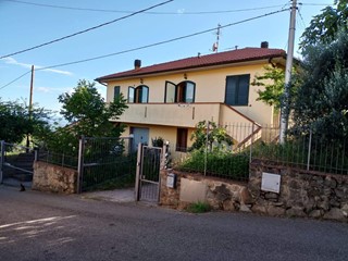 Appartamento in Vendita a Lamporecchio, zona San Baronto, 379'000&euro;, 140 m², arredato, con Box