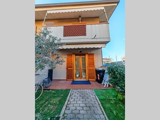 Bilocale in Affitto a Carrara, zona Marina di Carrara, 2'200&euro;, 43 m², arredato