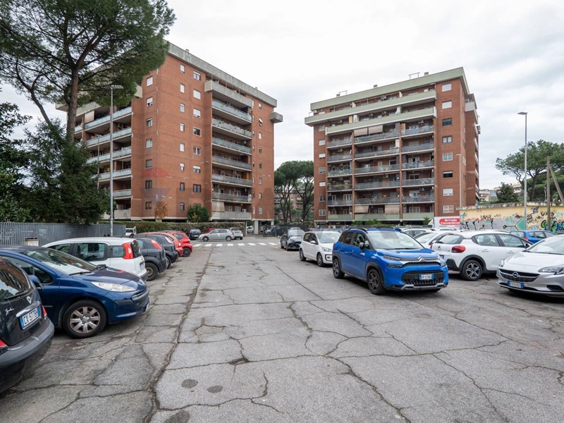 Trilocale in Vendita a Roma, 269'000&euro;, 95 m²