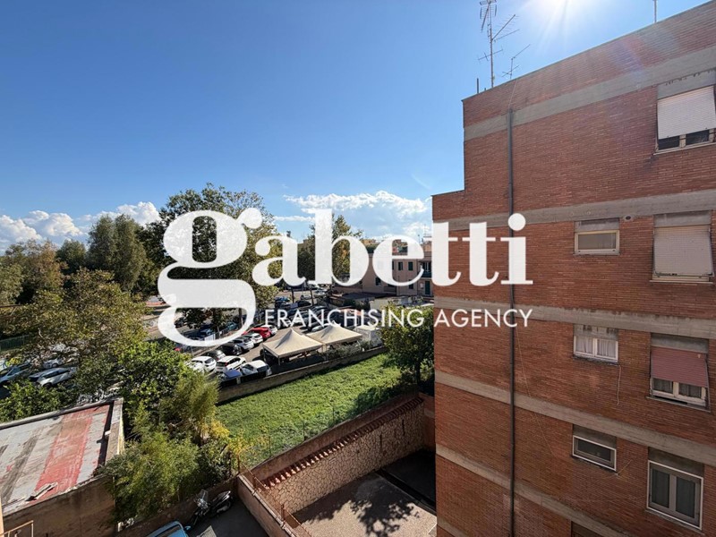 Trilocale in Vendita a Roma, 218'000&euro;, 86 m²