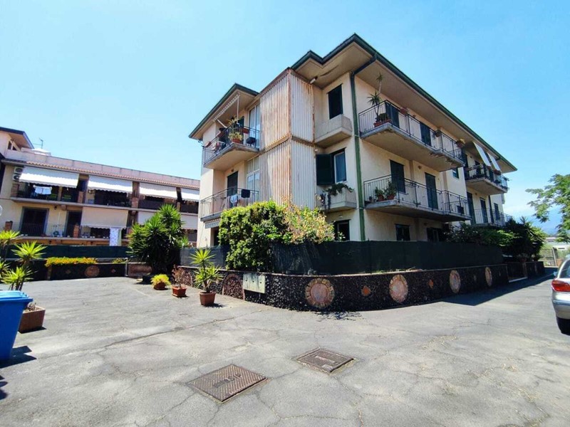 Bilocale in Vendita a Tremestieri Etneo, 105'000&euro;, 75 m², con Box