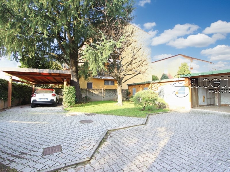 Quadrilocale in Vendita a Rho, 250'000&euro;, 158 m²