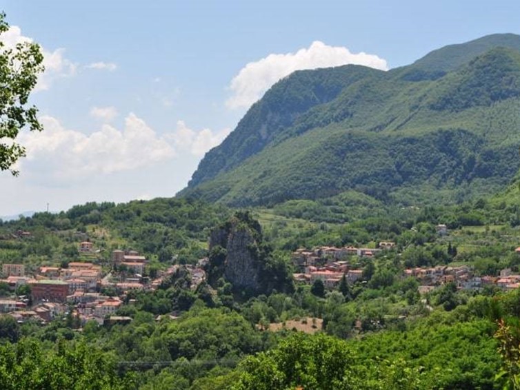 Trilocale in Vendita a Pietrastornina, 49'000&euro;, 140 m²