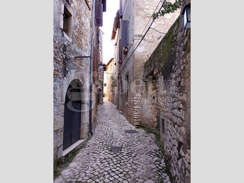 Appartamento in Vendita a Sermoneta, 180'000&euro;, 250 m²