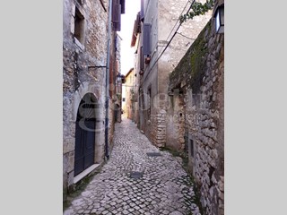 Appartamento in Vendita a Sermoneta, 180'000&euro;, 250 m²