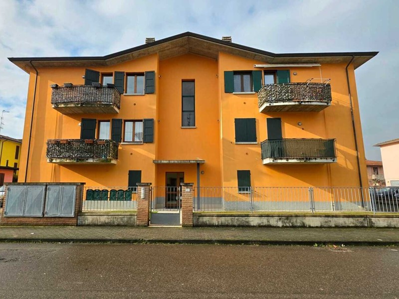 Trilocale in Vendita a San Secondo Parmense, 140'000&euro;, 85 m², con Box