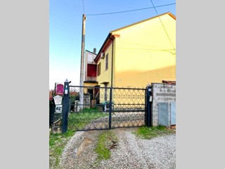 Appartamento in Vendita a Alessandria, zona Spinetta Marengo, 12'750&euro;, 104 m²