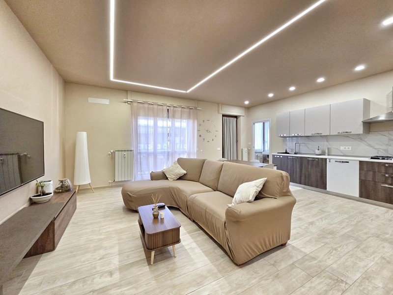 Quadrilocale in Vendita a Massa, 390'000&euro;, 95 m², arredato, con Box