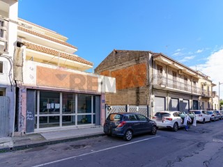 Quadrilocale in Vendita a Aci Catena, 130'000&euro;, 149 m²