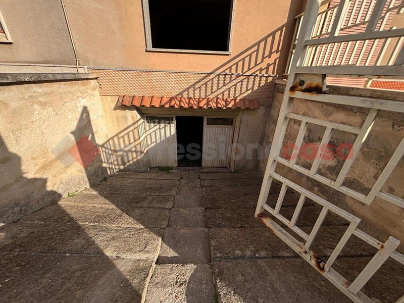 Appartamento in Vendita a Manduria, 90'000&euro;, 185 m², con Box
