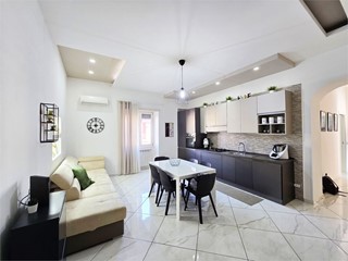 Trilocale in Vendita a Napoli, 185'000&euro;, 111 m²