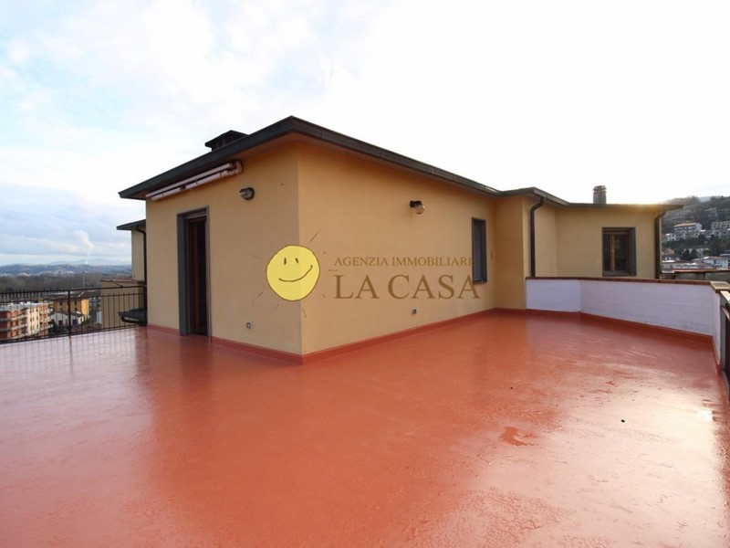 Attico in Vendita a Figline e Incisa Valdarno, 240'000&euro;, 145 m², arredato, con Box