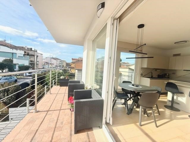 Quadrilocale in Vendita a Camaiore, zona Lido di Camaiore, 770'000&euro;, 100 m², arredato, con Box