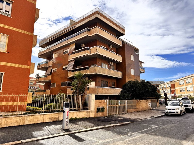 Bilocale in Vendita a Roma, 219'000&euro;, 83 m²