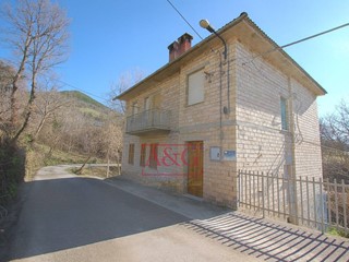 Quadrilocale in Vendita a Amandola, 25'000&euro;, 127 m²