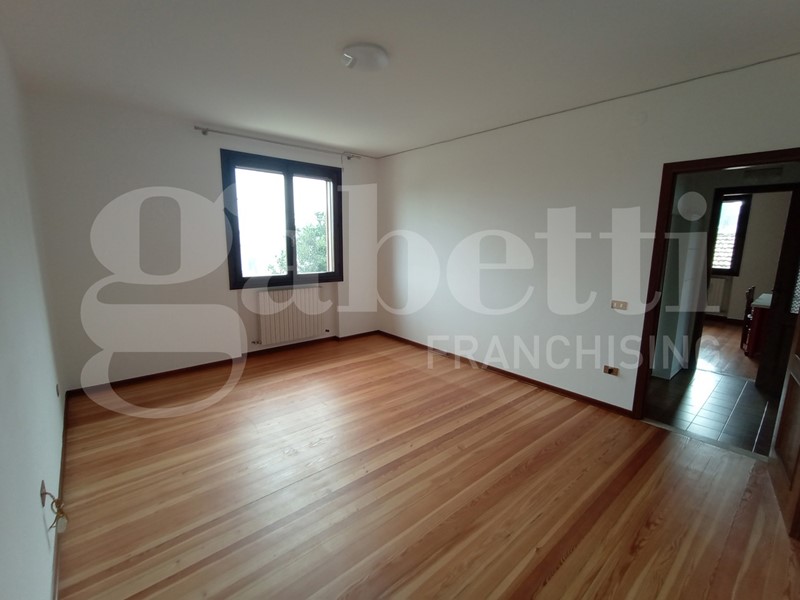 Appartamento in Vendita a Cona, 64'000&euro;, 100 m², arredato