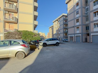 Appartamento in Vendita a Siracusa, zona Zecchino-Bosco Minniti, 128'000&euro;, 140 m²