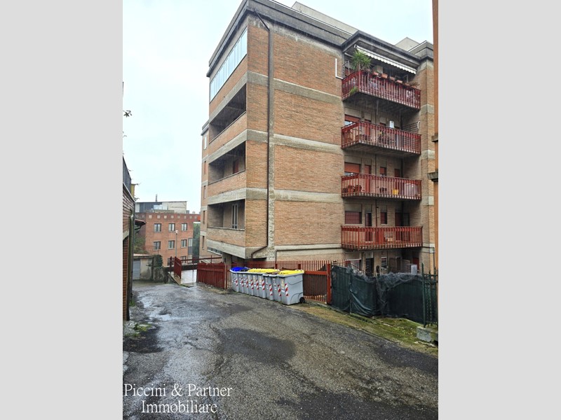 Appartamento in Vendita a Perugia, zona Monteluce, 158'000&euro;, 146 m², con Box