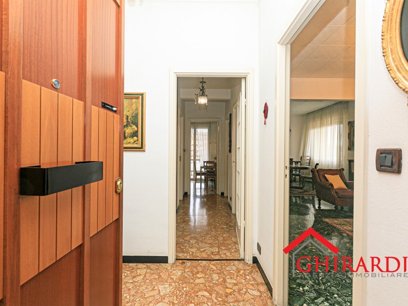 Appartamento in Vendita a Genova, zona Sestri Ponente, 135'000&euro;, 131 m², con Box