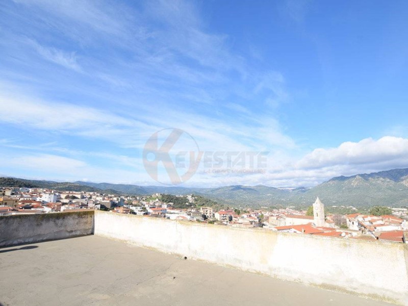 Appartamento in Vendita a Oliena, 90'000&euro;, 179 m², con Box