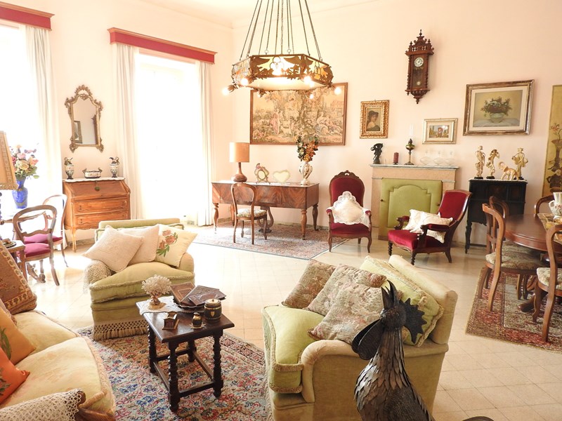 Attico in Vendita a Rieti, zona Centro Storico, 320'000&euro;, 430 m², arredato