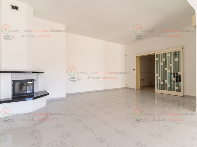 Appartamento in Vendita a Floridia, 75'000&euro;, 171 m²